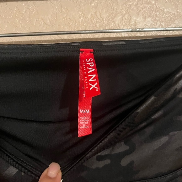 Spanx Faux Leather Camo Leggings size size M - Picture 5 of 5